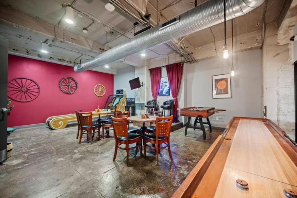Downtown Penthouse Close To Convention Center
