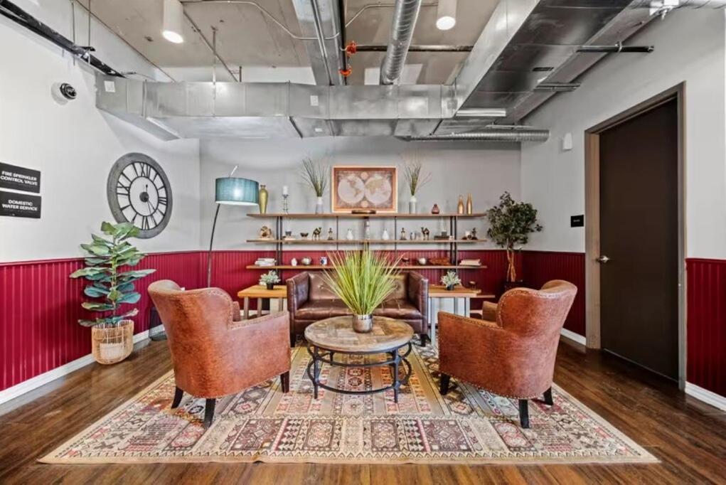 Downtown Penthouse Close To Convention Center